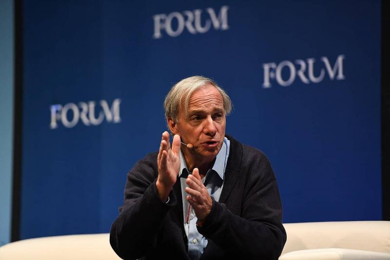 Ray Dalio, a neves befektető, a Bitcoin birtokosaként mégis aggodalommal tekint a kriptovaluták jövőjére. Véleménye szerint az arany továbbra is a legmegbízhatóbb menedék a gazdasági bizonytalanságok idején.