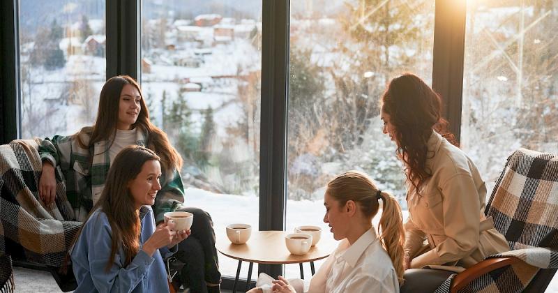 A téli hónapok varázsa nemcsak a hóesésben és a forró italokban rejlik, hanem abban is, hogy lehetőséget ad a pihenésre és a feltöltődésre. Íme néhány kiváló, relaxáló tevékenység, amely segíthet elmerülni a tél nyugalmában:

1. **Kandalló mellett olvasás