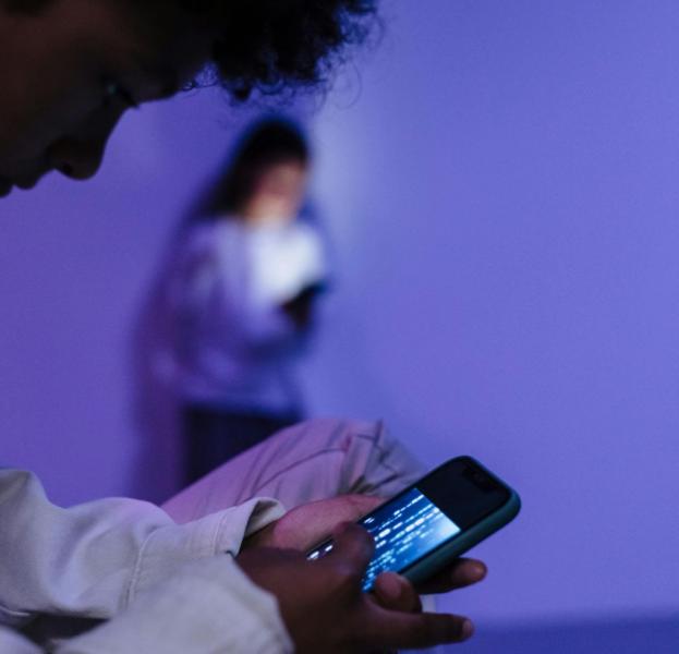 Óvatosan kell bánnunk a telefonunkkal, mert a túlzott képernyőhasználat komoly egészségügyi kockázatokat rejthet. A hosszan tartó telefonhasználat hozzájárulhat a rák, a szívbetegségek és az elhízás kialakulásához, így érdemes mértéket tartani.